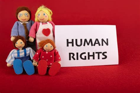 Defensa De Los Derechos Humanos Con Figuras De Madera En Un Marco