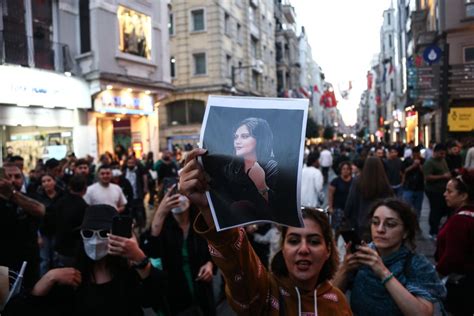 Protestos Se Intensificam No Irã E Número De Mortos Sobe Época