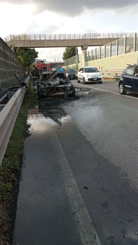 Veicolo In Fiamme Sul Raccordo Di Castellammare Di Stabia Traffico