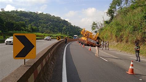 Carga Superdimensionada Continua Tombada Na Via Dutra Motoristas