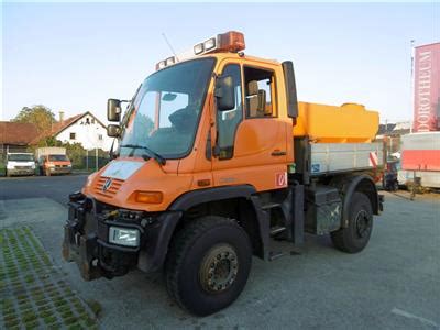 Zugmaschine Mercedes Benz Unimog U Mit Aufsatzstreuer Gmeiner