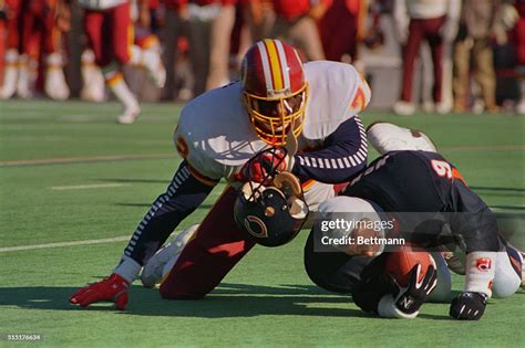 Washington Redskins' Dexter Manley sacks Bears' Jim McMahon knocking ...