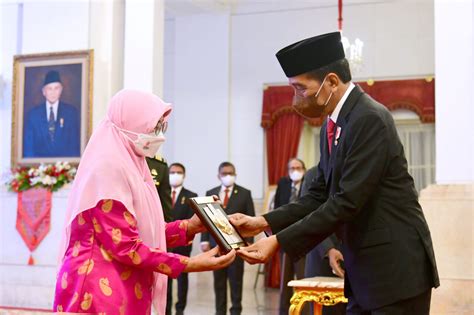 FOTO Presiden Jokowi Anugerahkan Gelar Pahlawan Nasional Kepada Lima