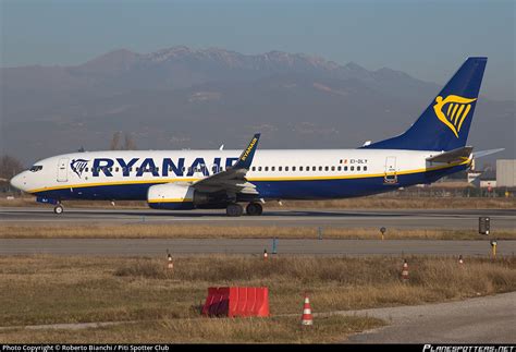 EI DLY Ryanair Boeing 737 8AS WL Photo By Roberto Bianchi Piti