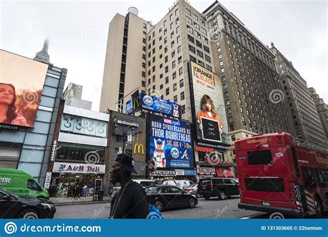 第七大道在纽约，美国 编辑类图片 图片 包括有 汽车 生活 亚马逊 符号 地标 平均 天空 131303605