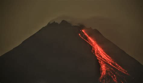 Gunung Merapi Kali Gempa Luncurkan Sejauh Meter Guguran Lava