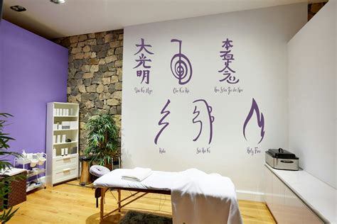 Pin By Ricky Levy On Clinic Design Reiki Room Treatment Room Healing Room