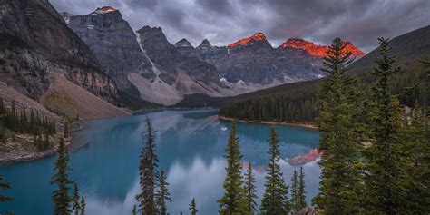 Moraine Lake Spotlit Mountains Reflections Sunrsie Banff National Park