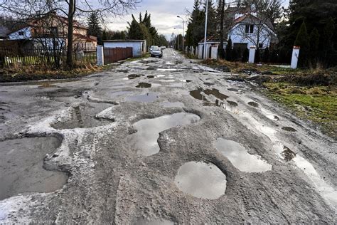 Drogi W Odzi Dziury Wyboje A Nawet Rowy W Poprzek Ulicy Mieszka Cy