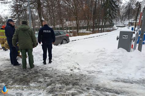 Głuchołazy Kobieta jechała Fordem po torach blisko 70 metrów i utknęła