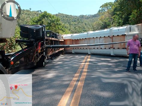 Carreta carregada farelo de trigo tomba na BR 222 em Tianguá