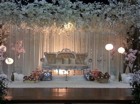 Pelamin White Floral Theme That Create An Ambiance For Romance