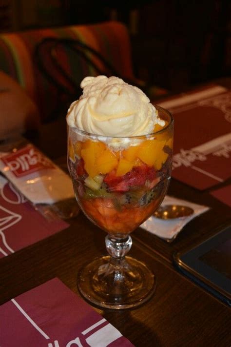 Salada De Frutas Sorvete De Creme Uma Excelente Pedida E Sem