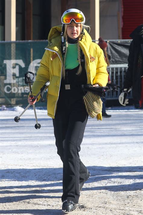 GIGI and BELLA HADID Skiing on Snow-covered Slopes of Aspen 12/19/2022