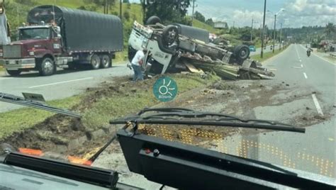 Se Registra Accidente De Tr Nsito En La Autopista Veh Culo De Carga