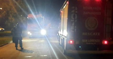 Camionero hizo una mala maniobra tumbó una columna y quedó atrapado