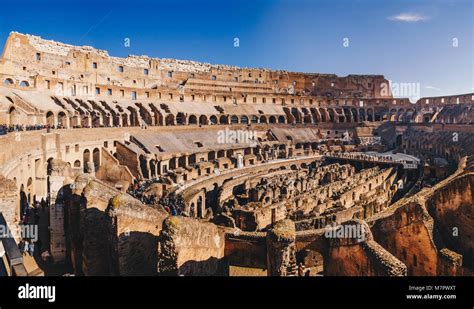 Coliseo interior roma italia fotografías e imágenes de alta resolución