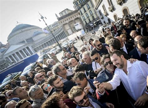 Salvini A Napoli Selfie E Autografi In Piazza Plebiscito La Repubblica