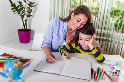 Mamá Ayudando A Niño A Hacer La Tarea Madre E Hijo Juntos Mamá