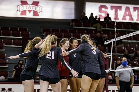 Razorback Volleyball Shows Grit In Five Set Win Over Bulldogs