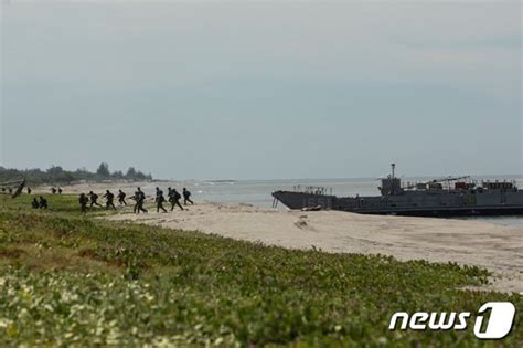 남중국해서 韓·美·日·필리핀 첫 4개국 합동 군사훈련中 견제 뉴스1