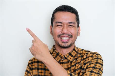 Retrato Aproximado De Um Homem Asi Tico Adulto Sorrindo Feliz E