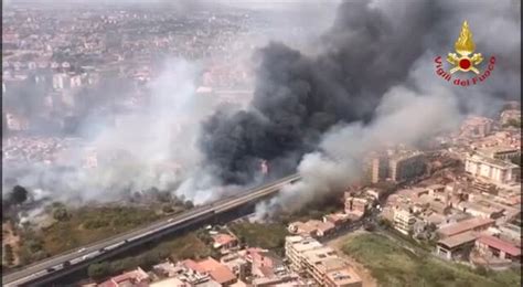 Incendi Sicilia Nella Morsa Del Fuoco E A Catania Allarme Rosso Con