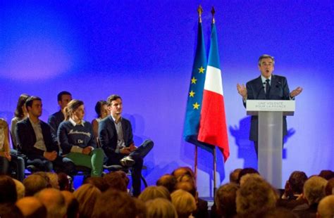 Fillon en meeting à Paris veut entretenir l espoir du 2e tour