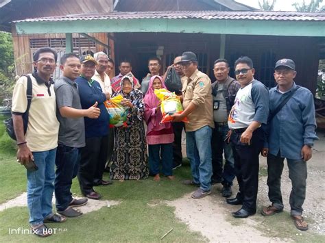 PD IWO Siak Salurkan Bantuan Sembako Di Kampung Dayang Suri