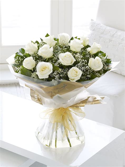Букет из мелких белых роз - 81 фото