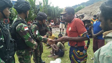 Satgas Pamtas Ri Png Yonif R Sy Berikan Bantuan Kepada Warga Yang