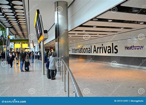 Aeroporto Internacional Das Chegadas T Heathrow Imagem De Stock