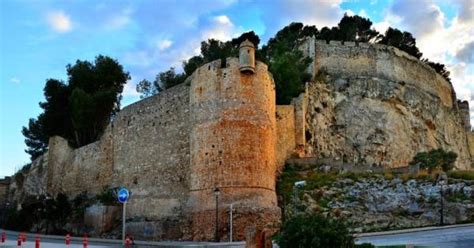 Una Mujer Se Precipita Con Su Hijo De 6 Meses Desde El Castillo De Denia