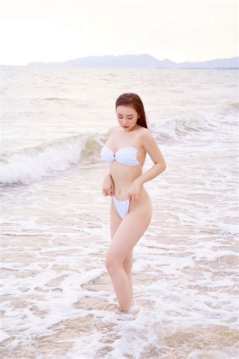 Ngắm bộ sưu tập áo bơi của hot girl Nhã Tiên