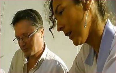 Une superbe blonde française se fait plaisir par un groupe de médecins