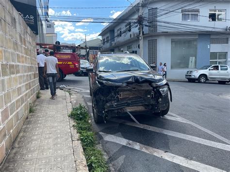 Passageira Fica Ferida Em Acidente Entre Dois Carros No Centro R Dio