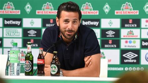 Werder Bremen Le Rinde Homenaje A Claudio Pizarro A Poco De Su Partido