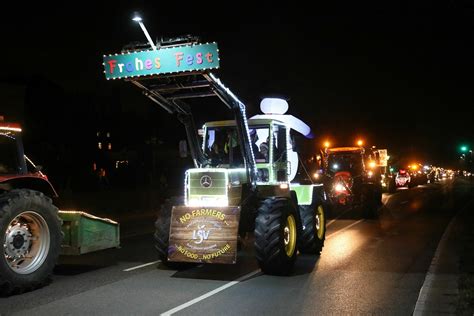 Festlich Geschm Ckte Traktoren Fahren Durch Rhein Sieg Kreis