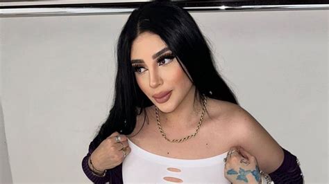Bellakath impone tendencia veraniega con bikini de perlas y pareo así