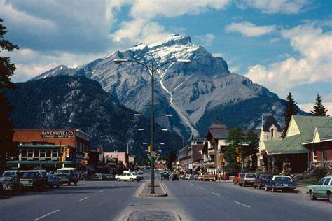 17 Best Small Towns In Alberta Worth Visiting in 2023 - LivingOutLau