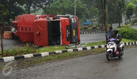 Terbalik Truk Tangki BBM Bermuatan Penuh Tutupi Ruas Jalan Tegar