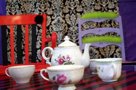 A Busy Mom's Blog: Mad Hatter Tea Party Decorations DIY