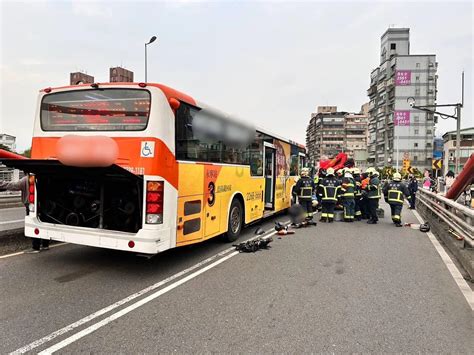 快訊北市光復橋公車吞機車！騎士疑自撞分隔島噴飛對向 遭捲大巴輪下慘死 中天新聞網