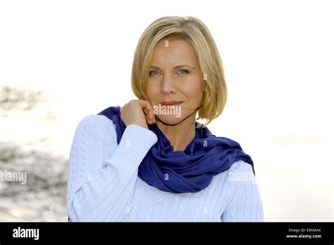 Blonde Frau Mittleren Alters Bei Einem Herbstspaziergang Am See Stock