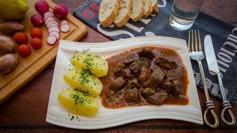 Rindergulasch In Rotweinso E Mit Petersilienkartoffeln Rezept