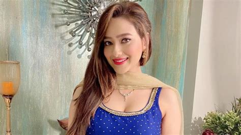 Mithun Chakraborty Daughter In Law Madalsa Sharma Showed Her Super Hot Look In Golden Deep Neck