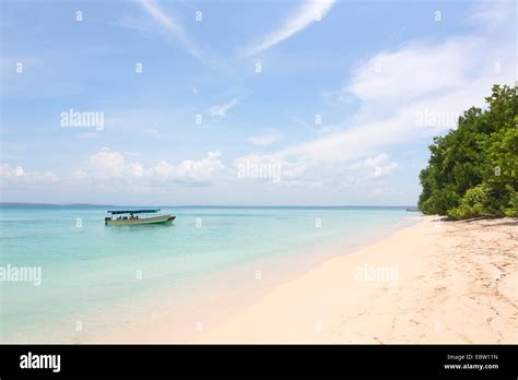 Bote a la playa de la isla de zapatilla el archipiélago de Bocas del