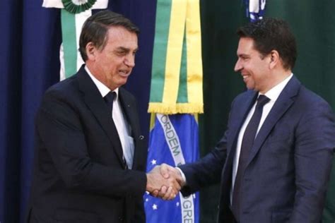 PF aponta Abin paralela para favorecer clã Bolsonaro Política