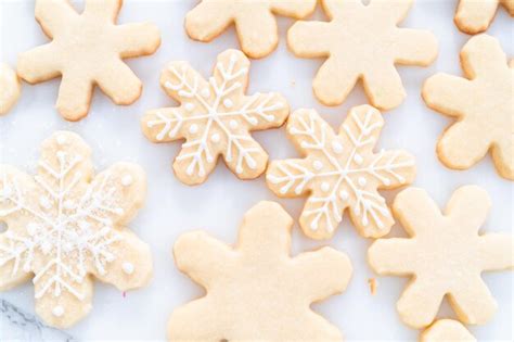 Décorer des biscuits au sucre de Noël avec du glaçage royal et des