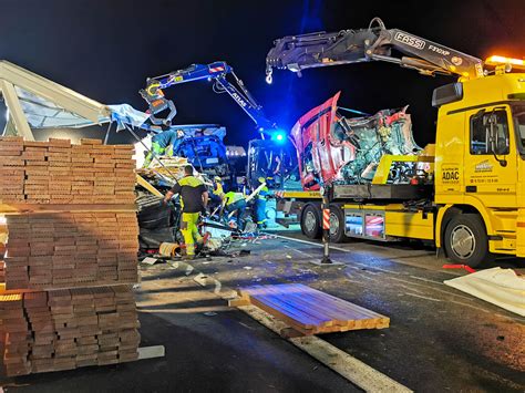 A6 bei Bad Rappenau Schwerer Auffahrunfall mit vier Sattelzügen